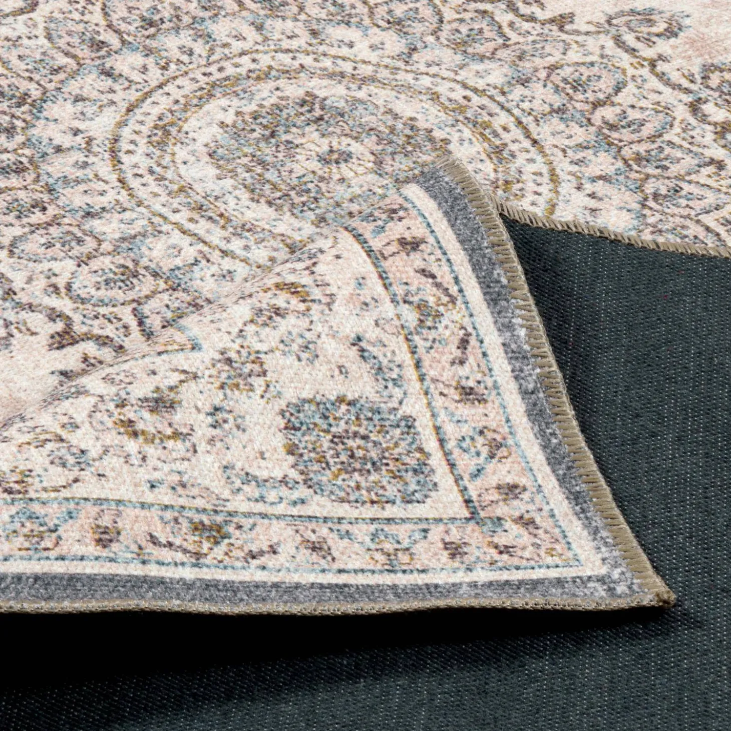 Alfombra interior con diseño barroco rosa, rojo y azul