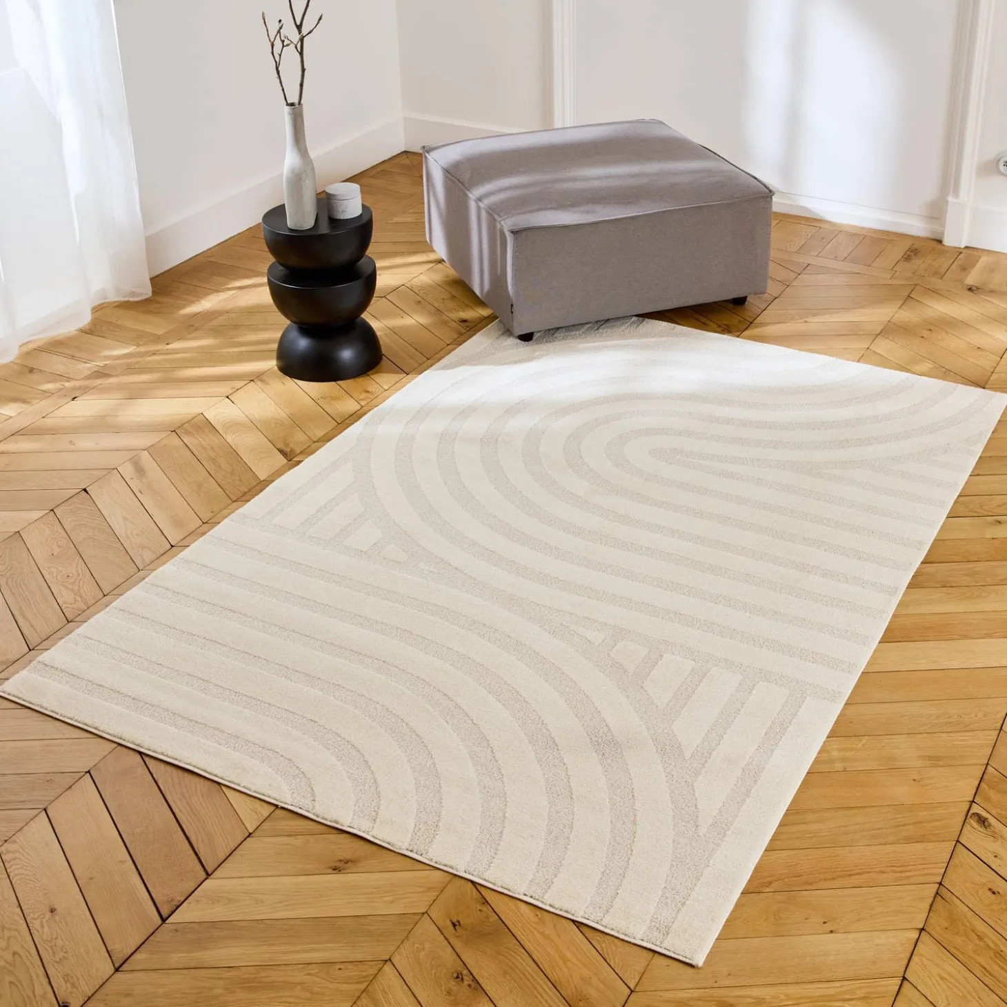 Alfombra interior con motivos de arcos crema