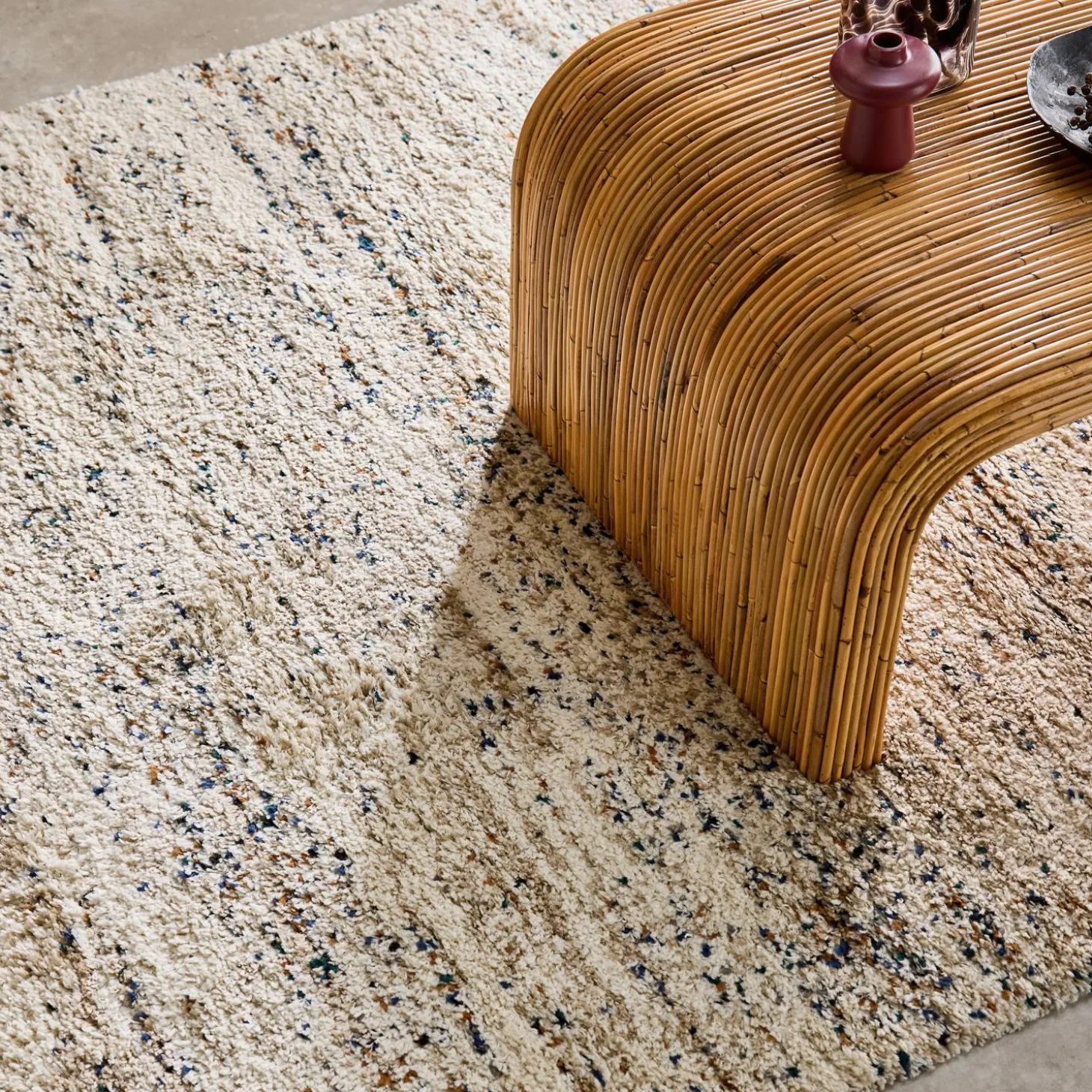 Alfombra interior con patrón moteado crema