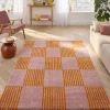 Alfombra interior con patrón damero naranja y rosa