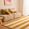 Alfombra interior con rayas ocre y blanco