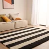 Alfombra interior con rayas en blanco y negro