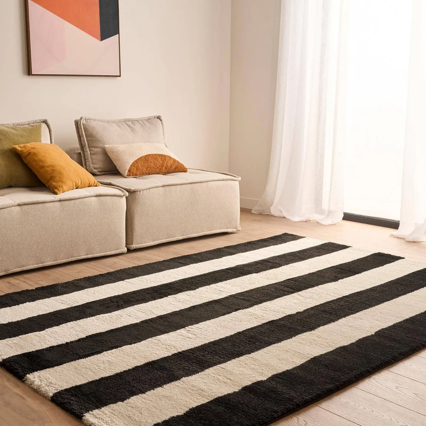 Alfombra interior con rayas en blanco y negro