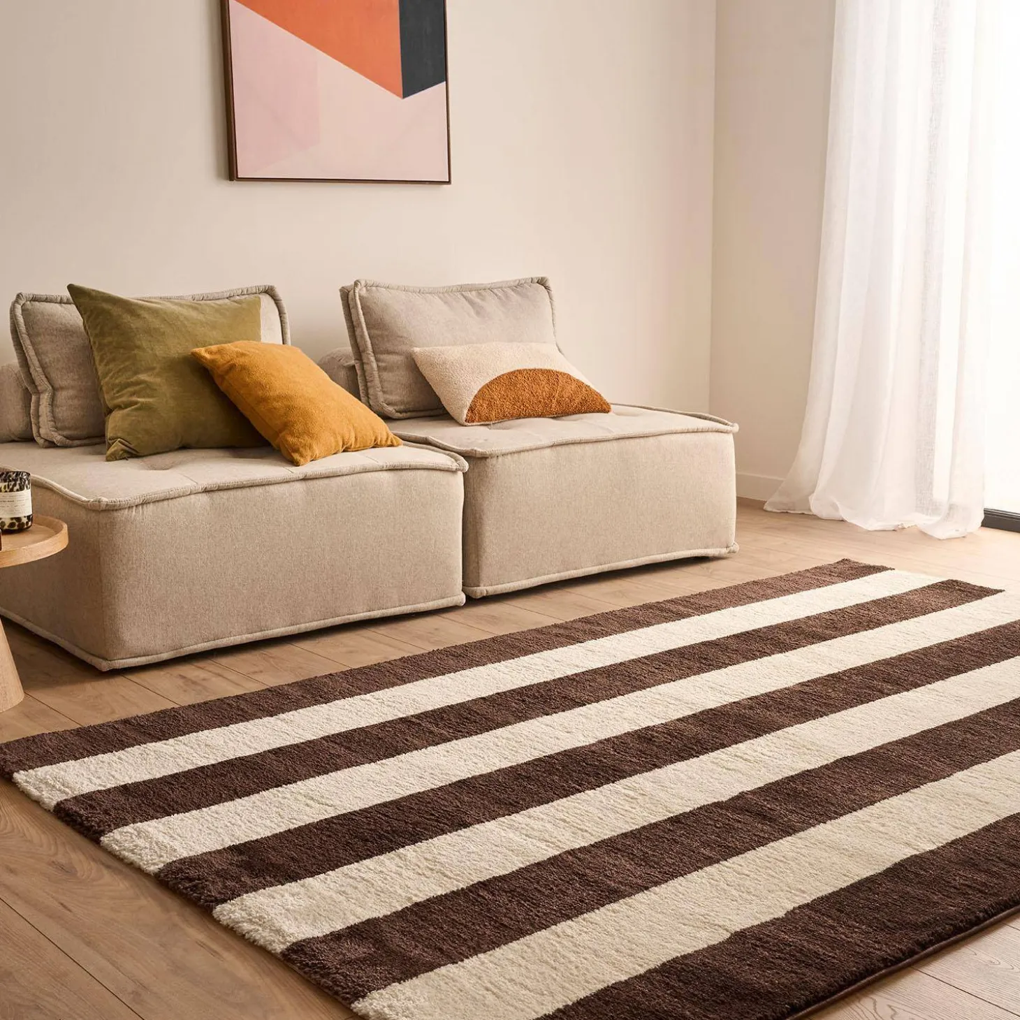 Alfombra interior con rayas marrón y blanco