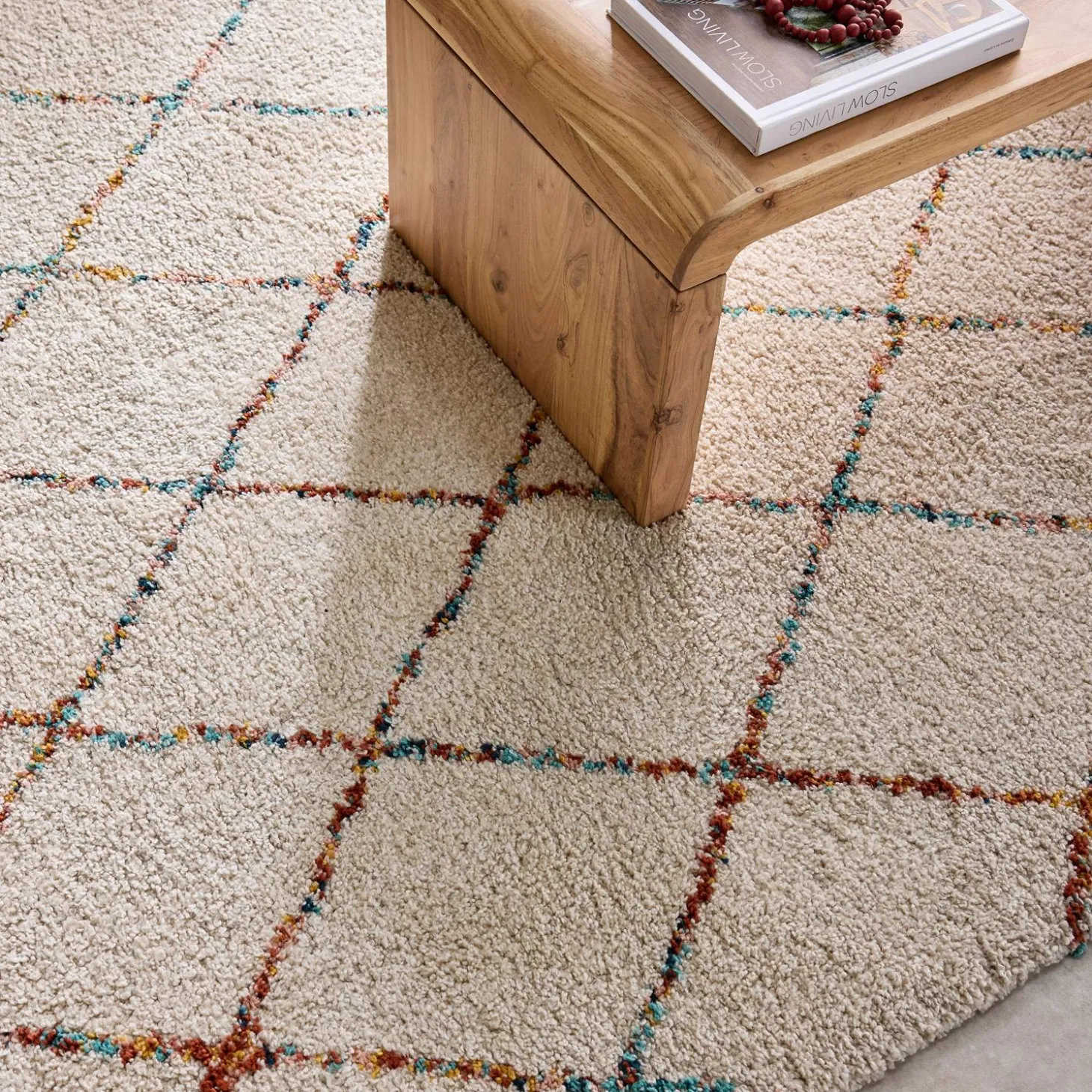 Alfombra interior estilo shaggy bereber crema y multicolor