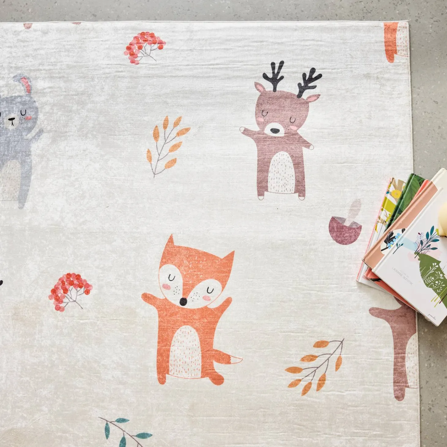 Alfombra interior infantil blanca estampada con animales