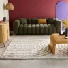 Alfombra interior shaggy con diseños geométricos arco iris beige