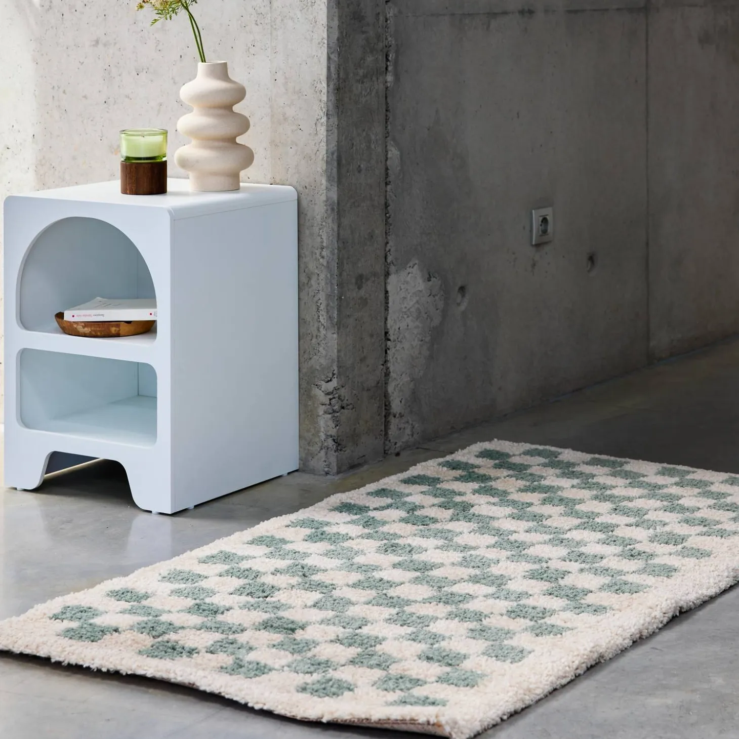 Alfombra interior shaggy damero azul claro y crema