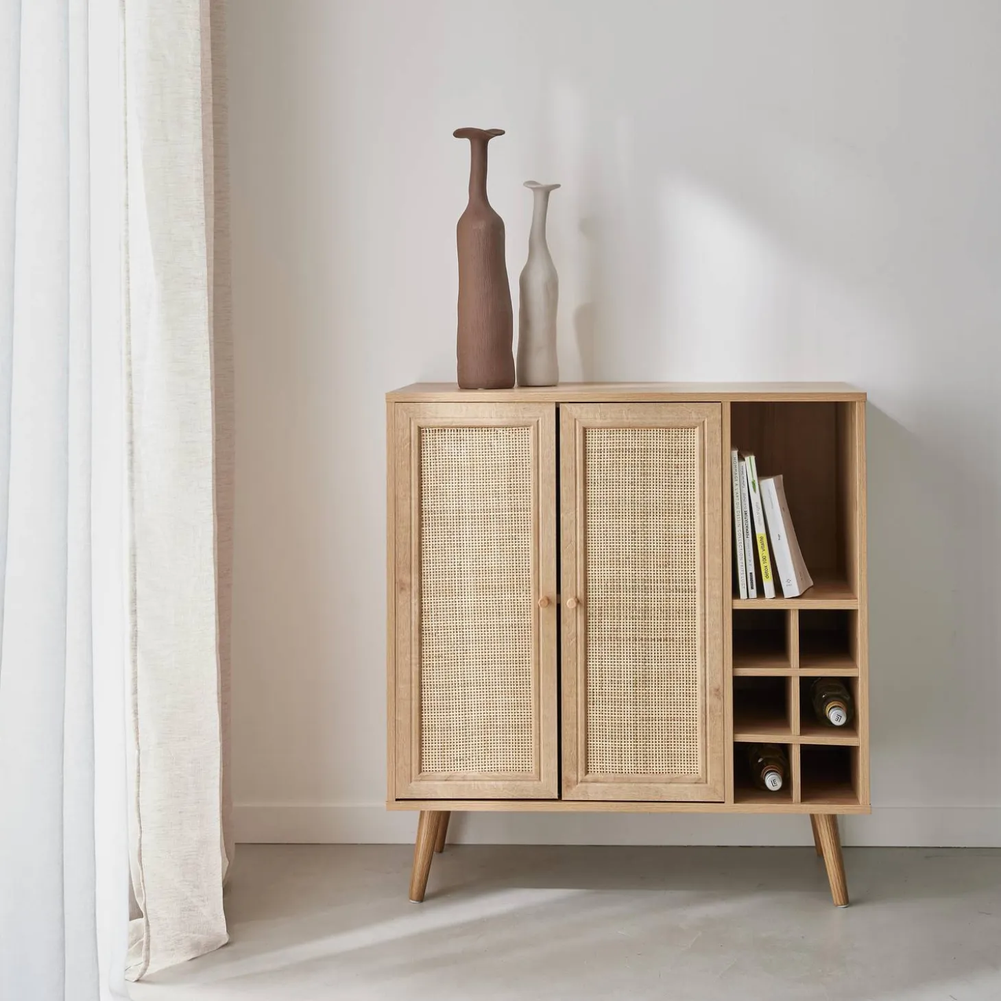 Aparador con portabotellas, mimbre y decoración de madera, 83cm
