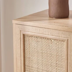 Aparador con portabotellas, mimbre y decoración de madera, 83cm