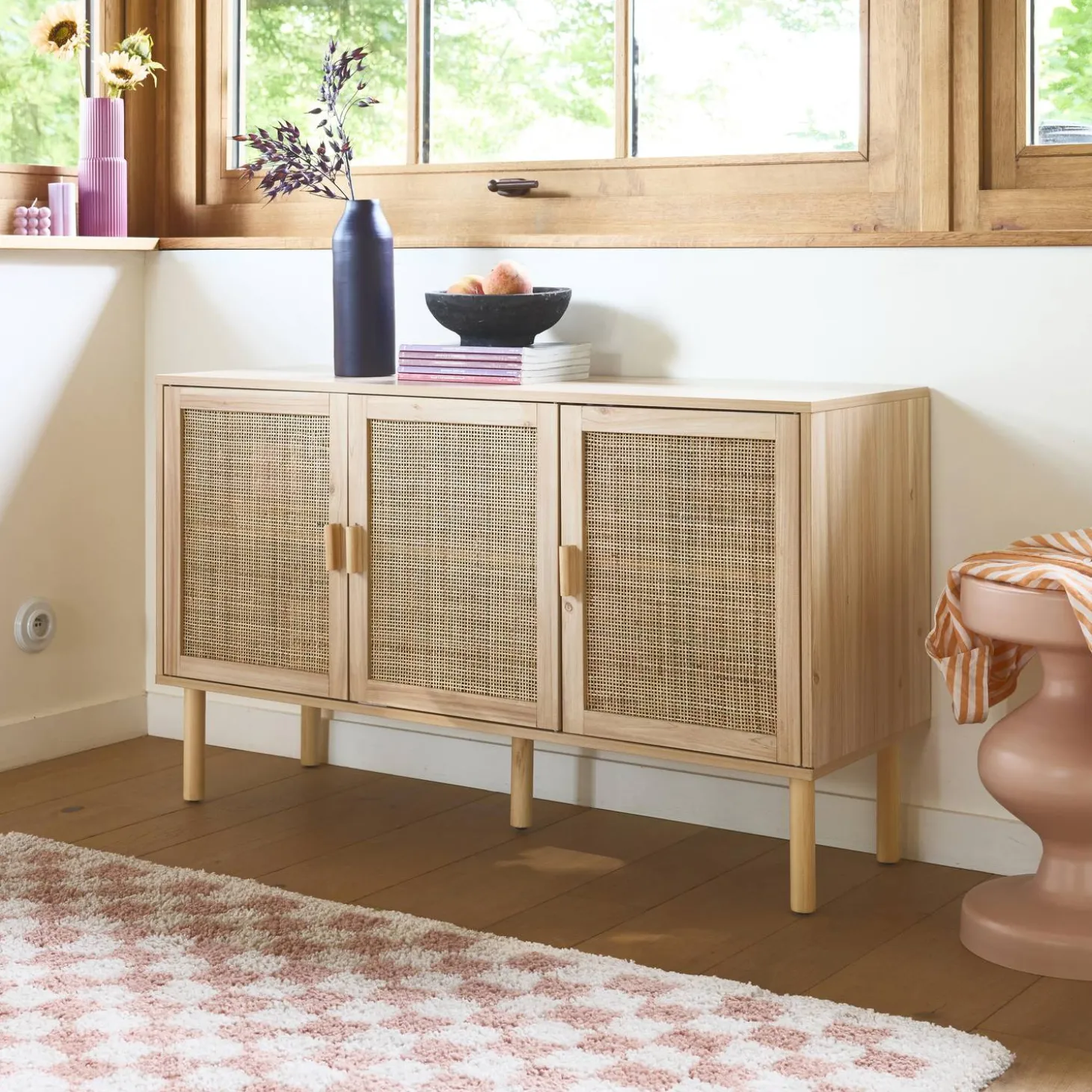 Aparador de 3 puertas con mimbre y efecto madera
