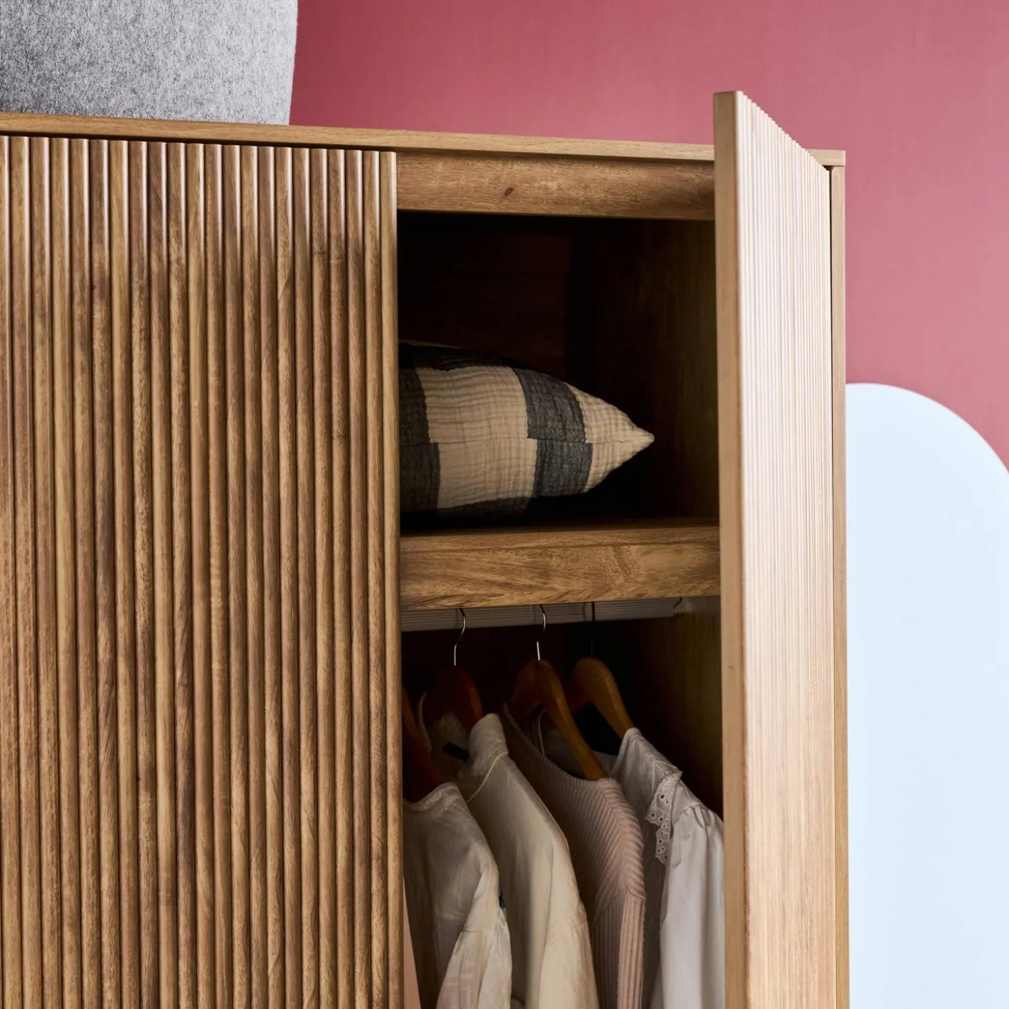 Armario vestidor efecto madera de mango ranurado, 2 puertas