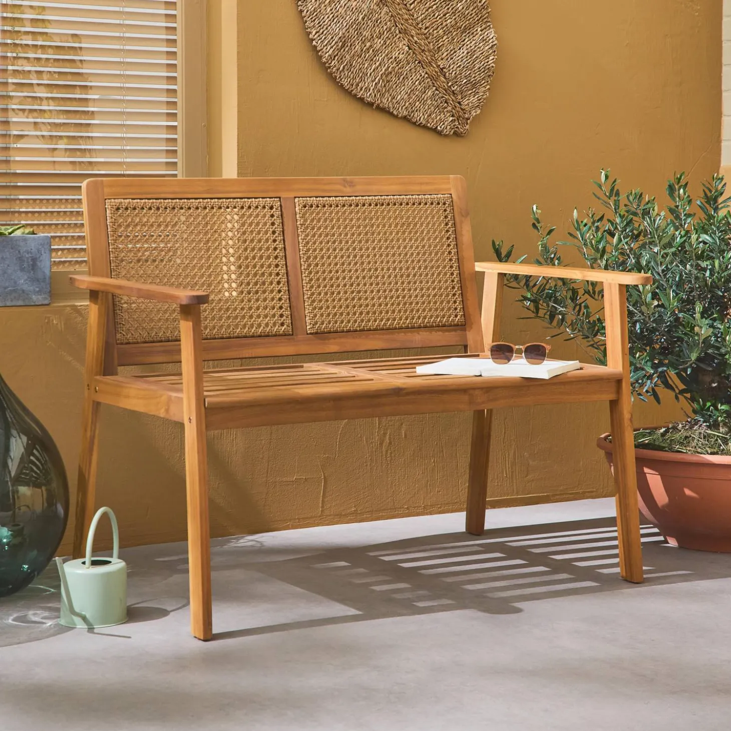 Banco exterior en madera de acacia con respaldo de caña, 2 plazas