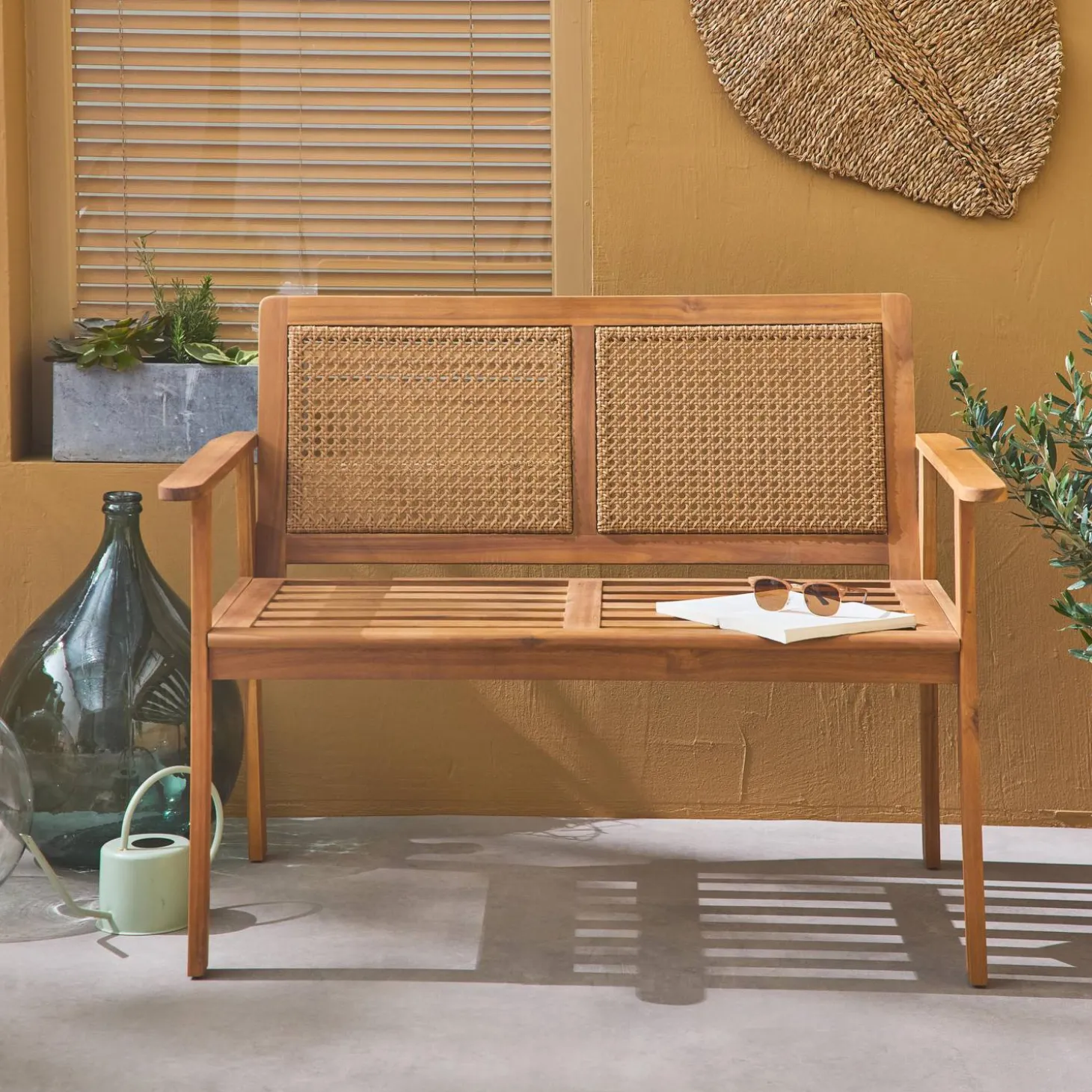 Banco exterior en madera de acacia con respaldo de caña, 2 plazas
