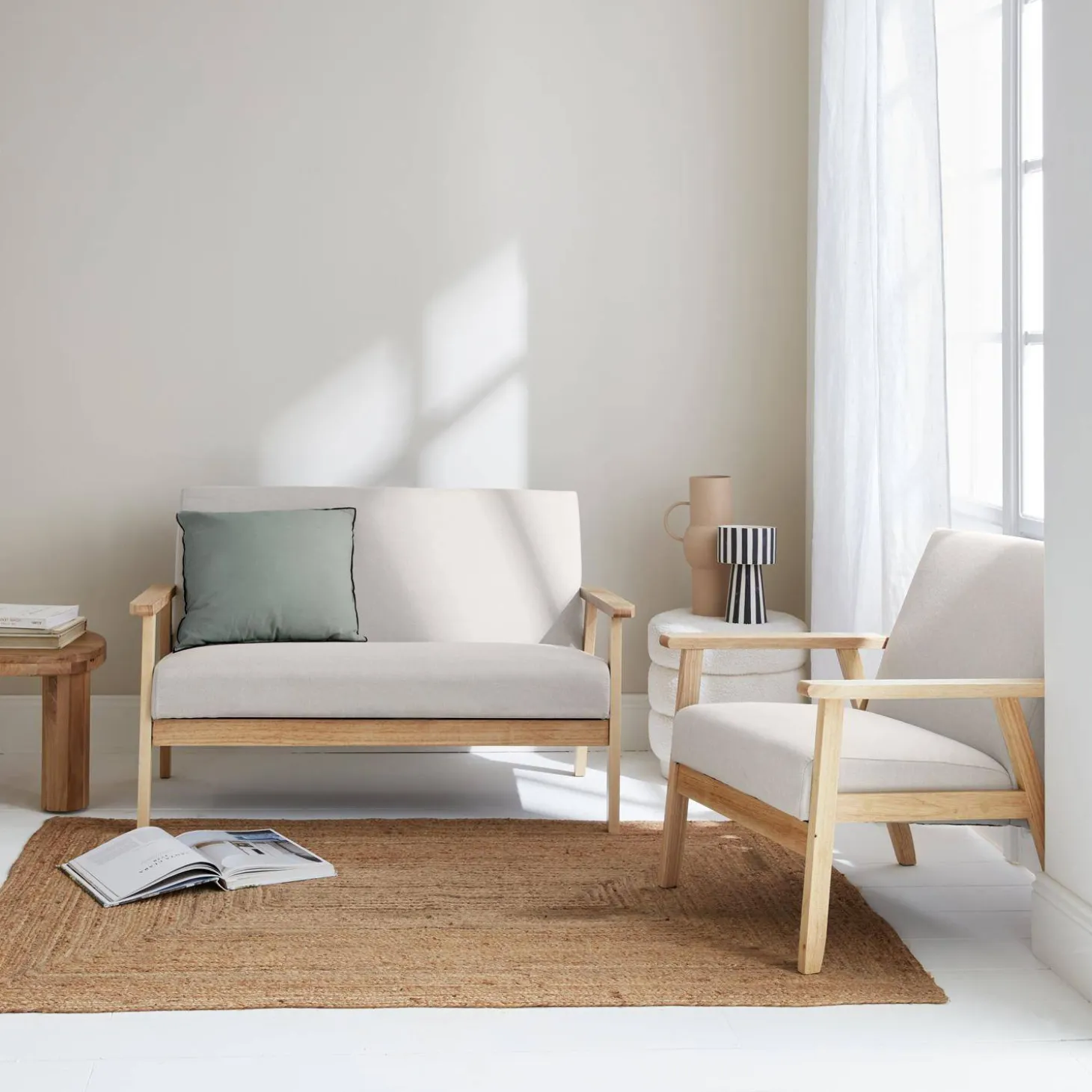 Banco y sillón de madera y tela, 3 plazas