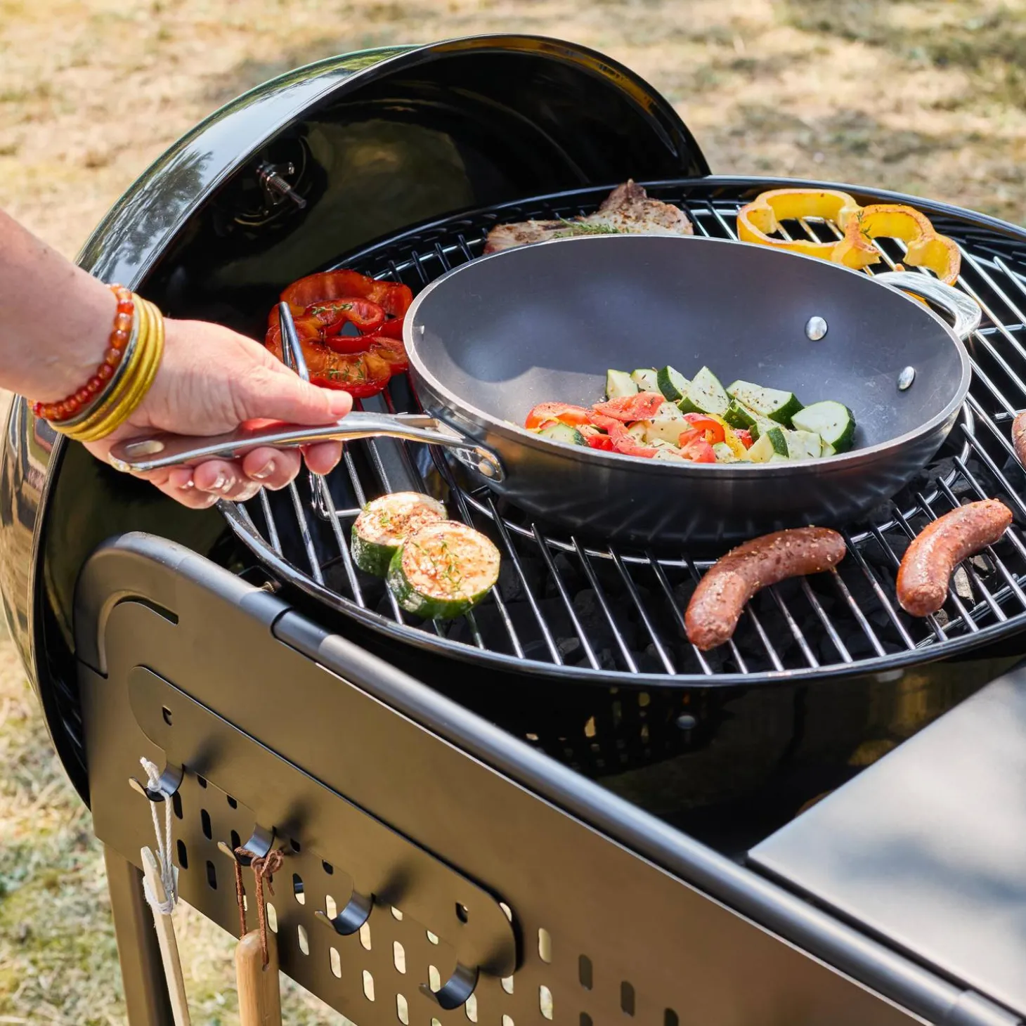 Barbacoa redonda de carbón de acero esmaltado con carrito, Ø53cm