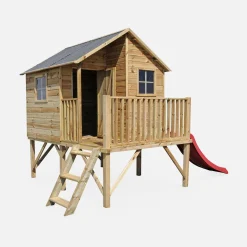 Cabaña infantil de madera sobre postes con tobogán