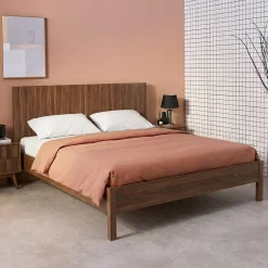 Cama con somier a láminas y cabecero 160x200cm, decoración madera