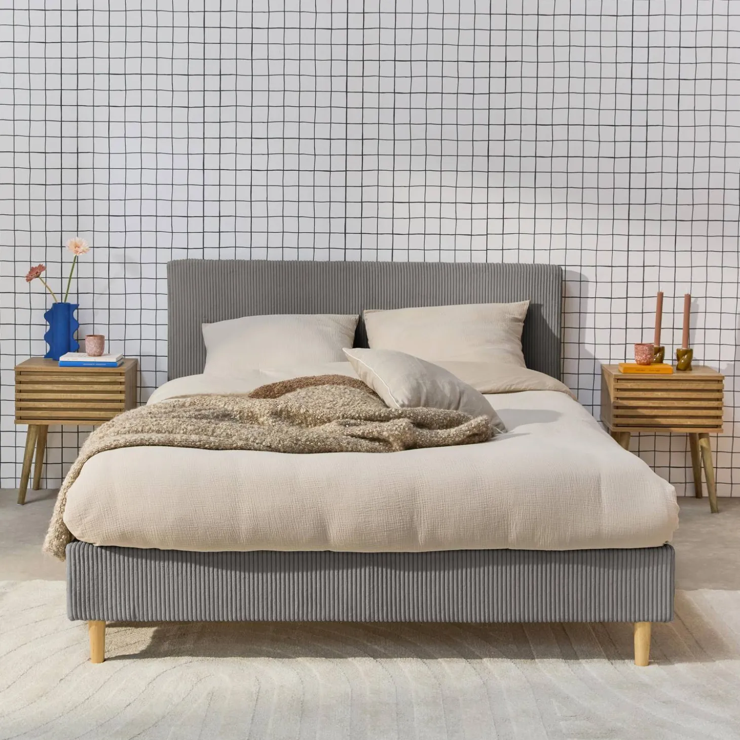 Cama con somier y cabecero 140x190cm, acabado en pana fina
