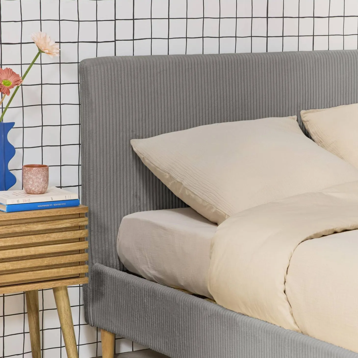 Cama con somier y cabecero 140x190cm, acabado en pana fina