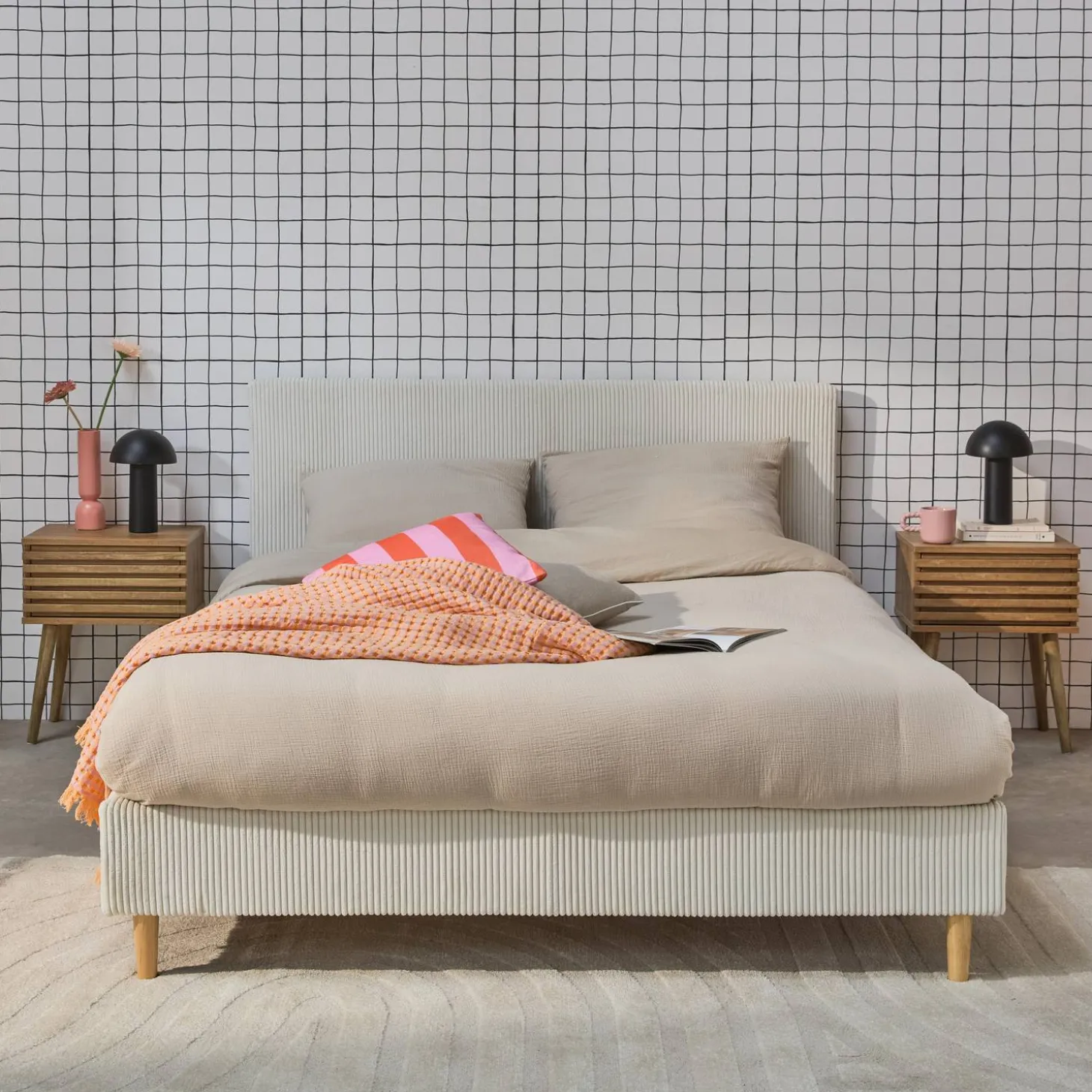 Cama con somier y cabecero 140x190cm, acabado en pana fina