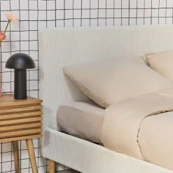 Cama con somier y cabecero 140x190cm, acabado en pana fina