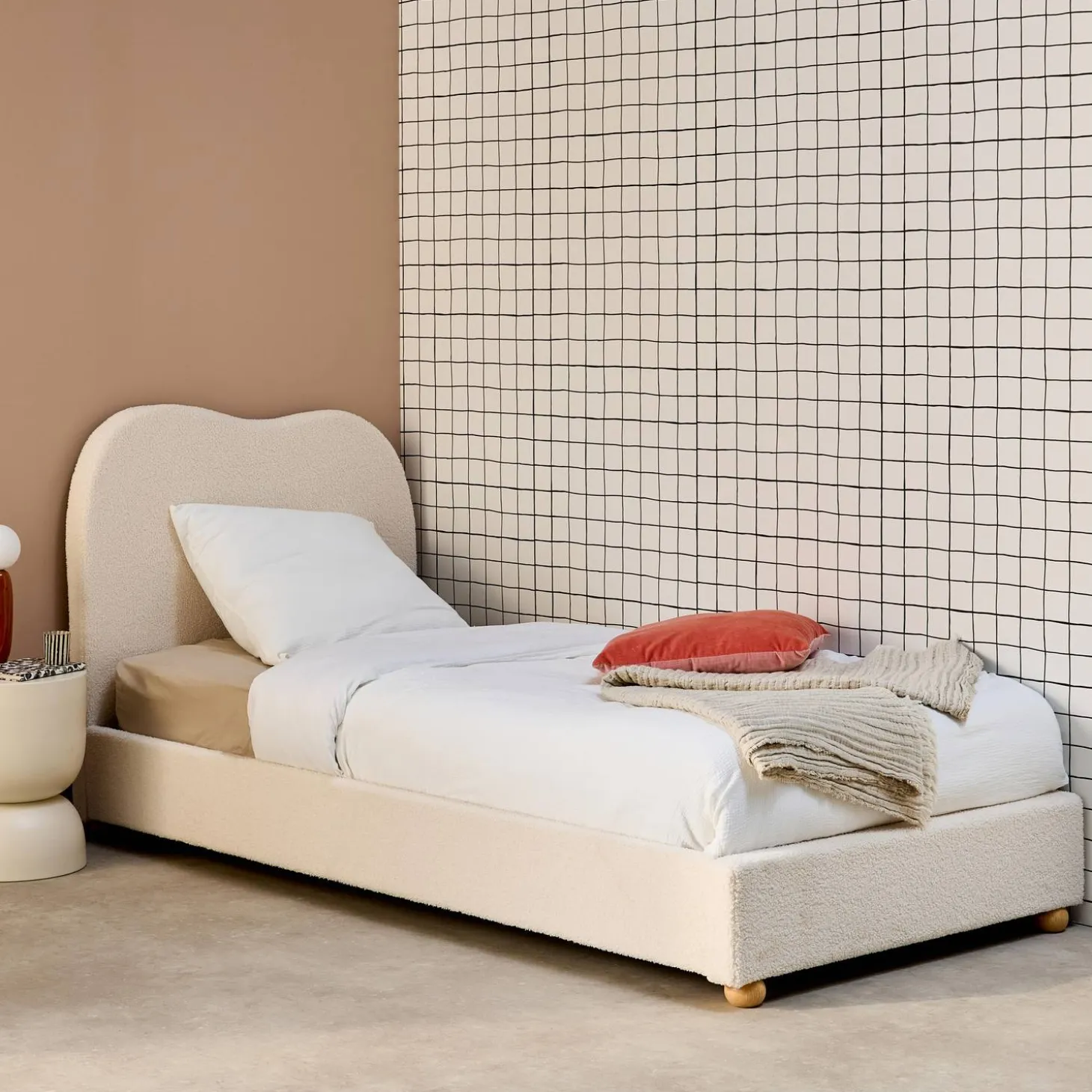 Cama con somier y cabecero, acabado borreguito