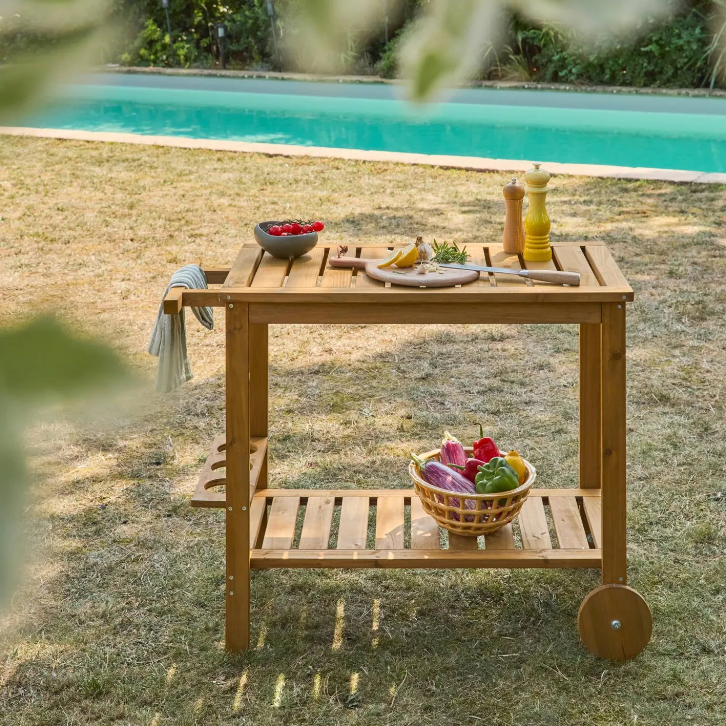 Carrito de cocina exterior de madera con ruedas