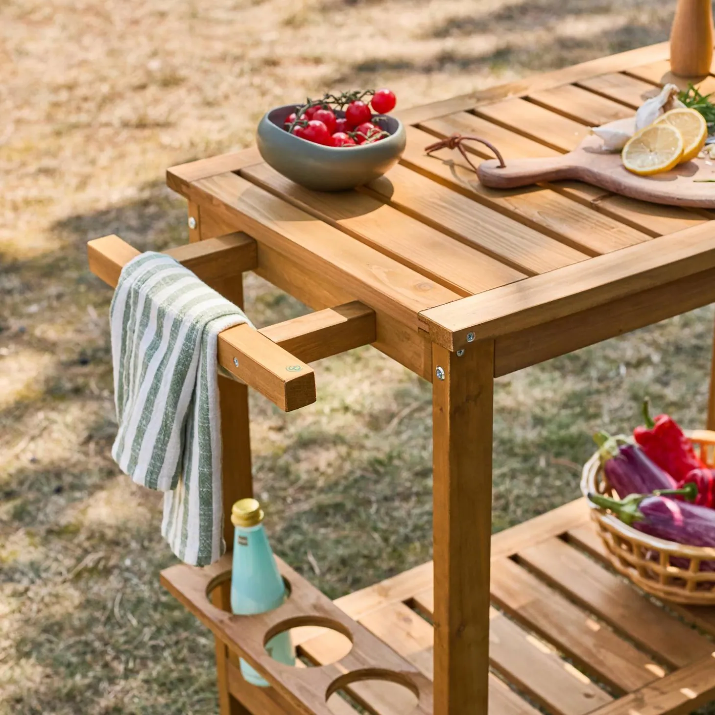 Carrito de cocina exterior de madera con ruedas