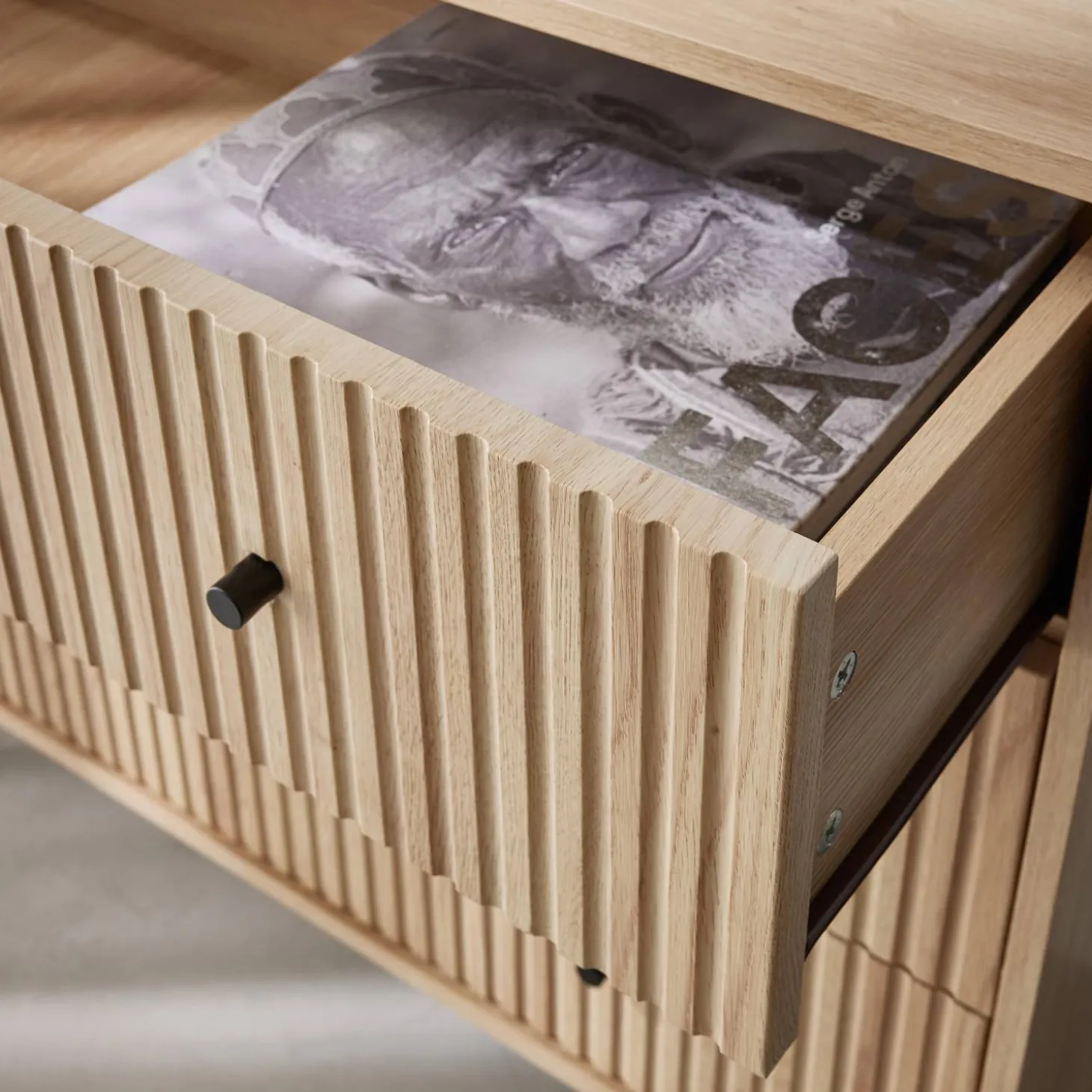 Cómoda con decoración de madera acanalada, 3 cajones