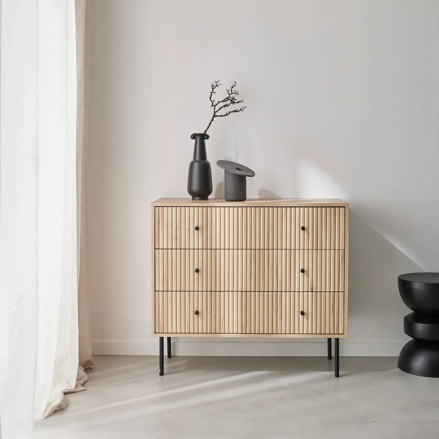 Cómoda con decoración de madera acanalada, 3 cajones