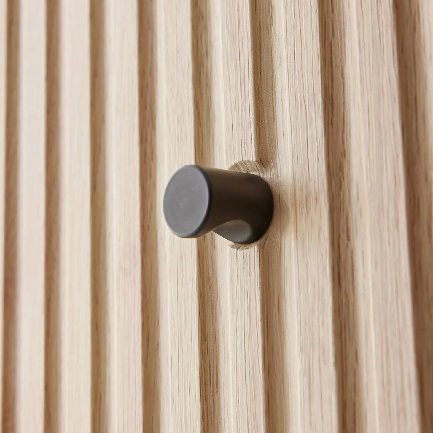Cómoda con decoración de madera acanalada, 3 cajones