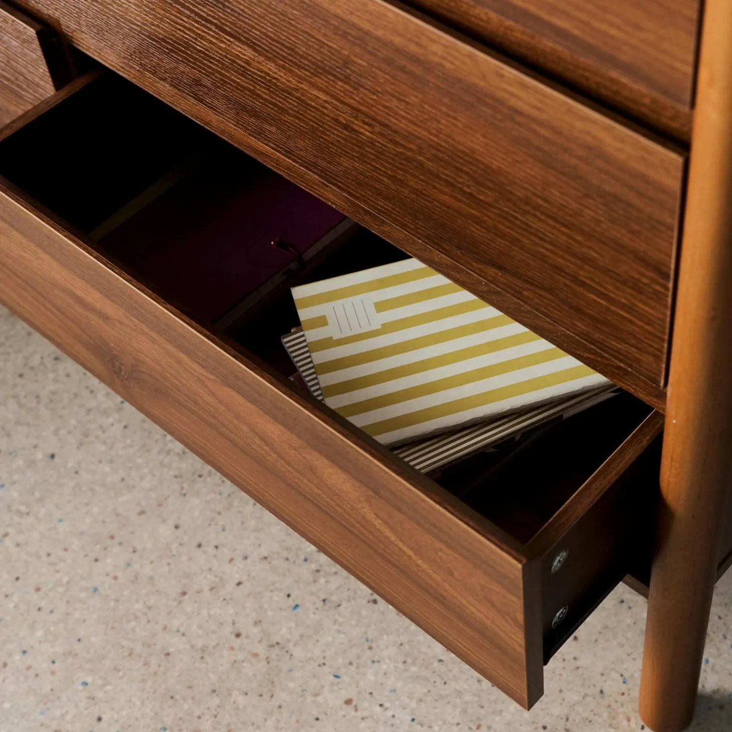 Cómoda con decoración de madera, 6 cajones