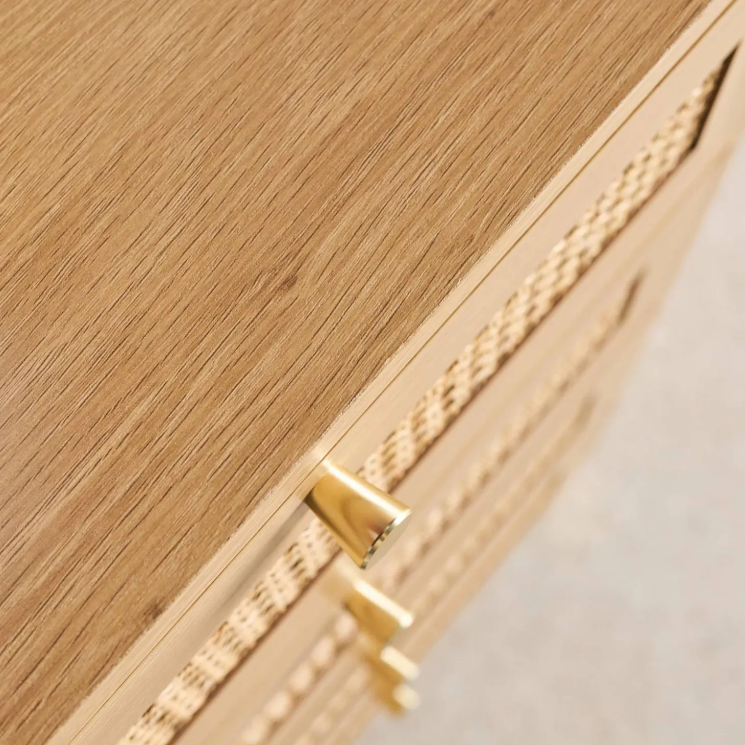 Cómoda con decoración de madera y mimbre, 4 cajones