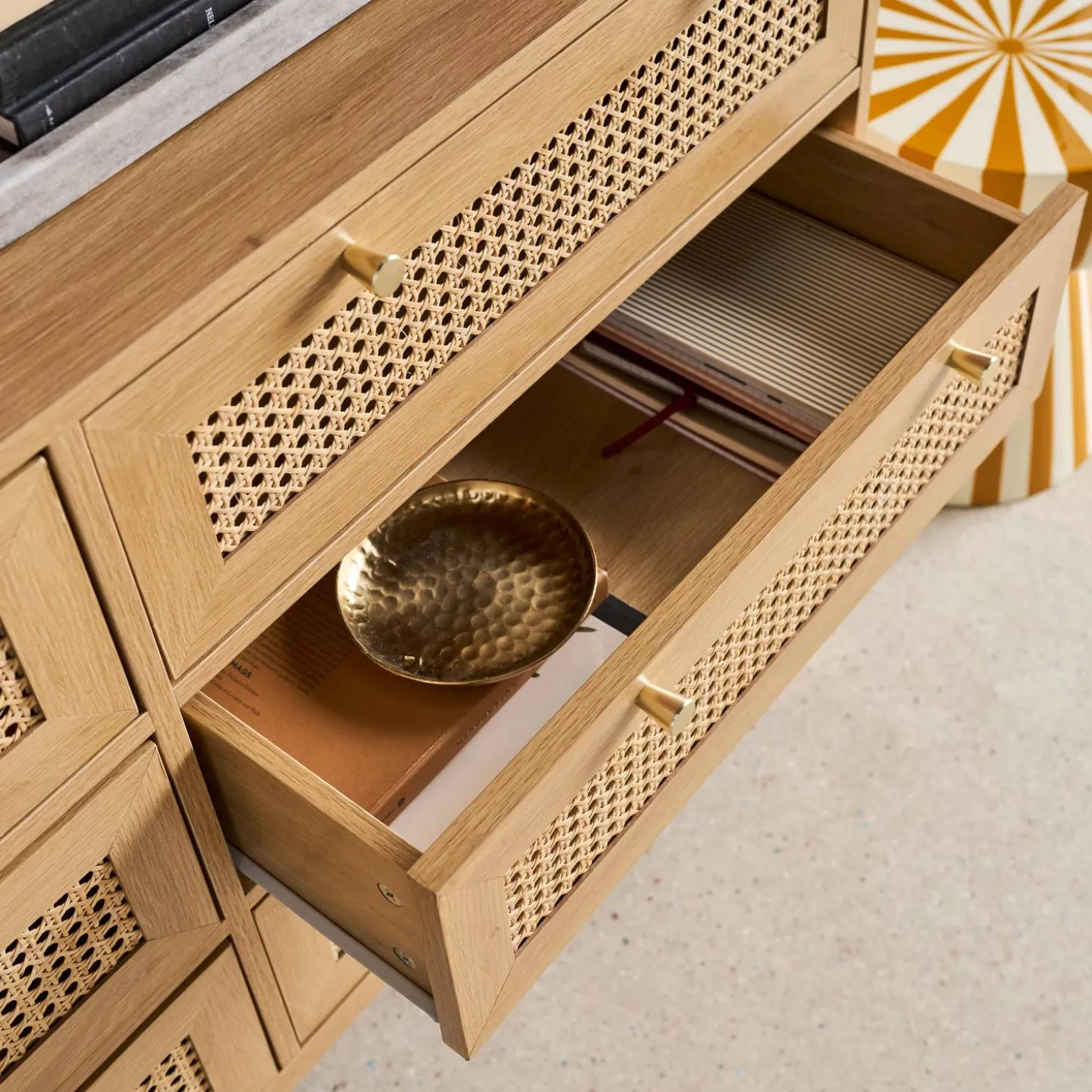 Cómoda con efecto madera y mimbre, 6 cajones
