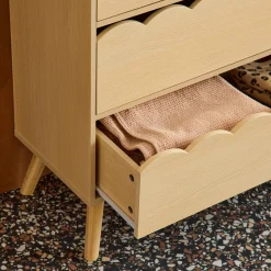 Cómoda infantil efecto madera con patas de pino, 3 cajones