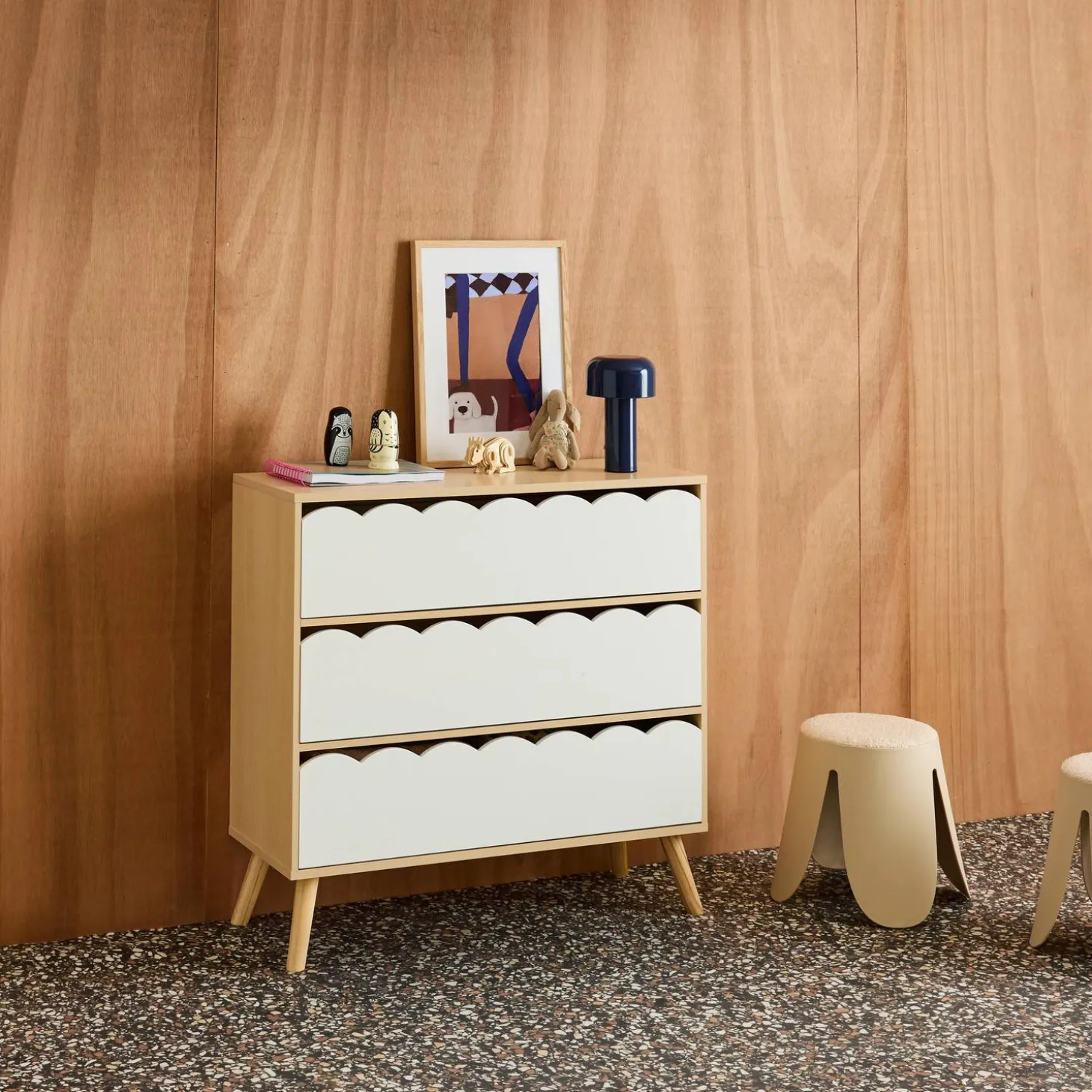 Cómoda infantil efecto madera con patas de pino, 3 cajones