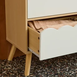Cómoda infantil efecto madera con patas de pino, 3 cajones