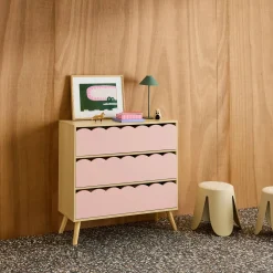 Cómoda infantil efecto madera con patas de pino, 3 cajones
