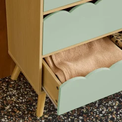 Cómoda infantil efecto madera con patas de pino, 3 cajones