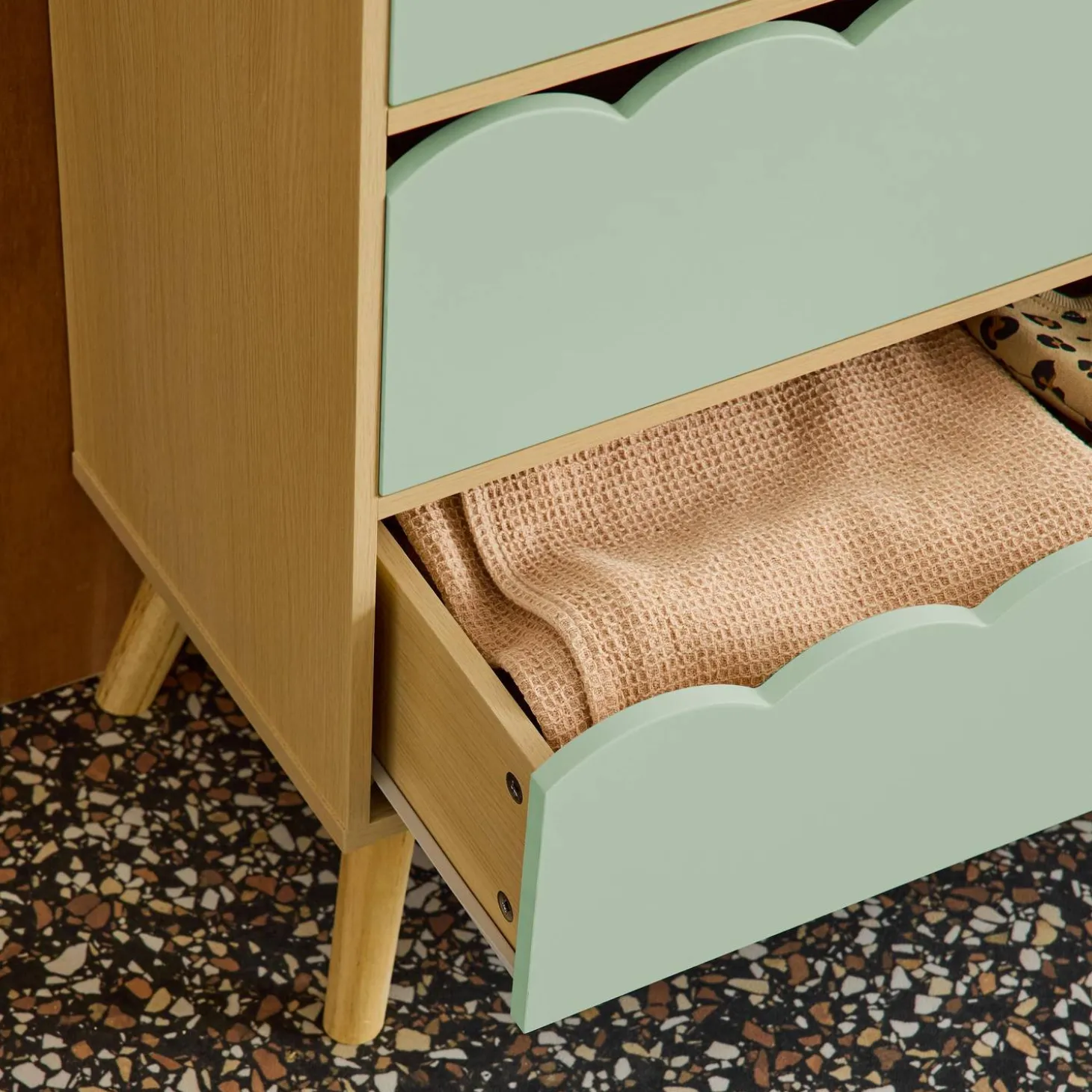 Cómoda infantil efecto madera con patas de pino, 3 cajones