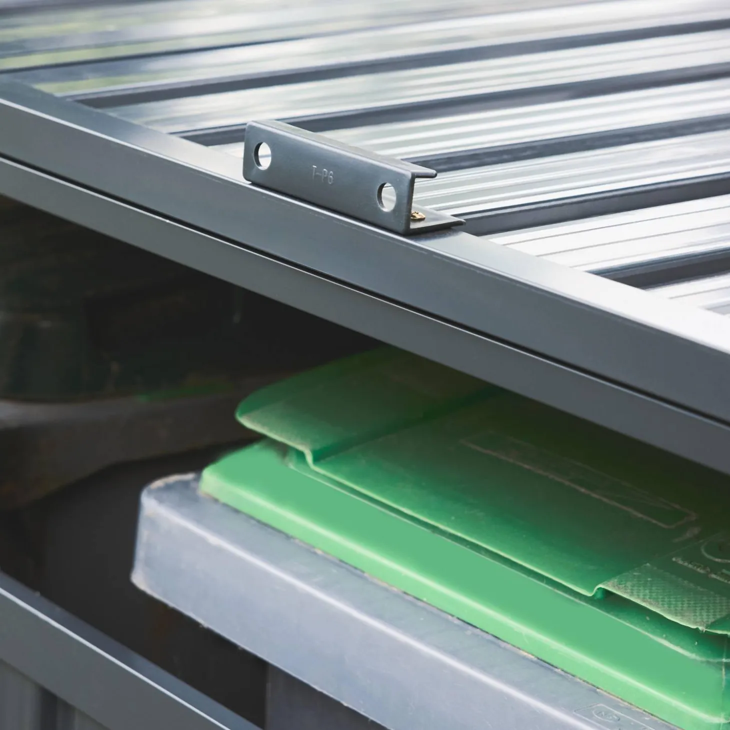 Cobertizo para cubo de basura de acero galvanizado gris