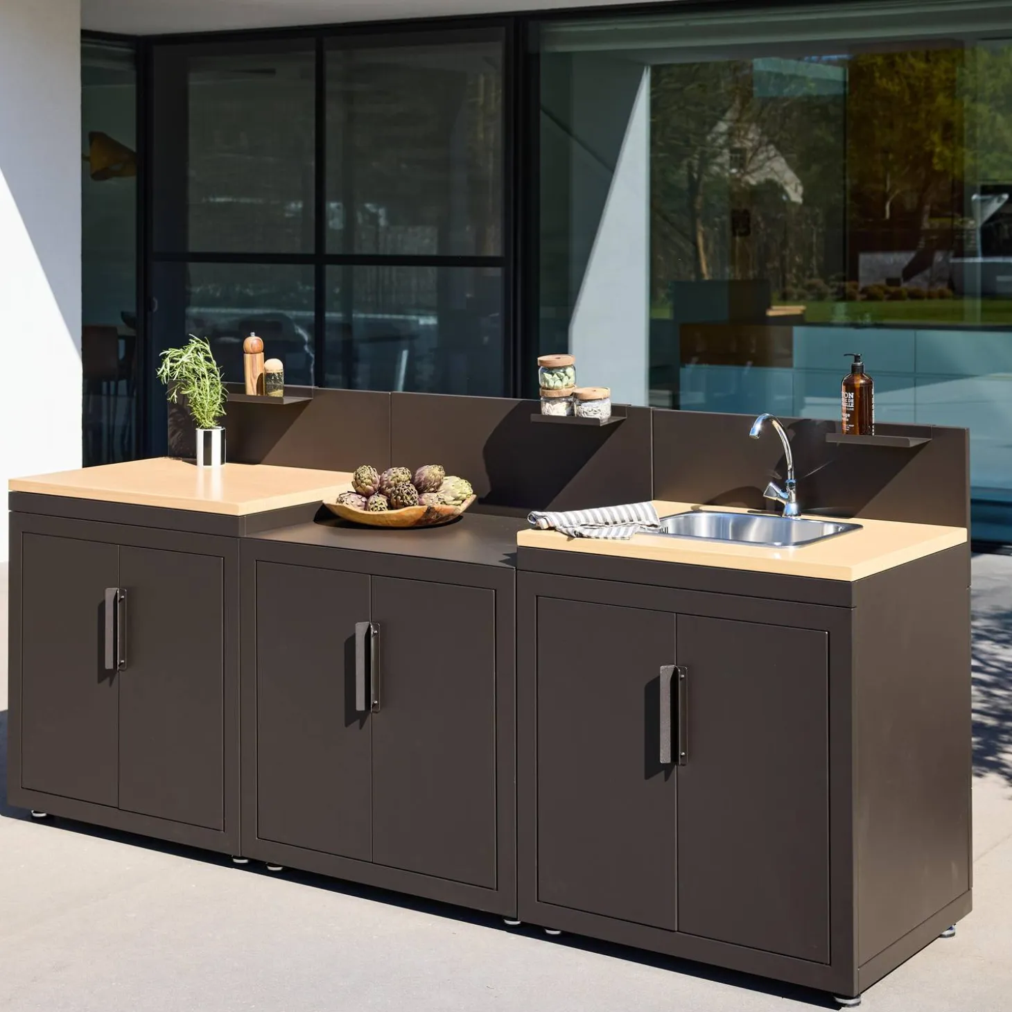 Cocina de exterior 3 módulos acero y decoración de madera