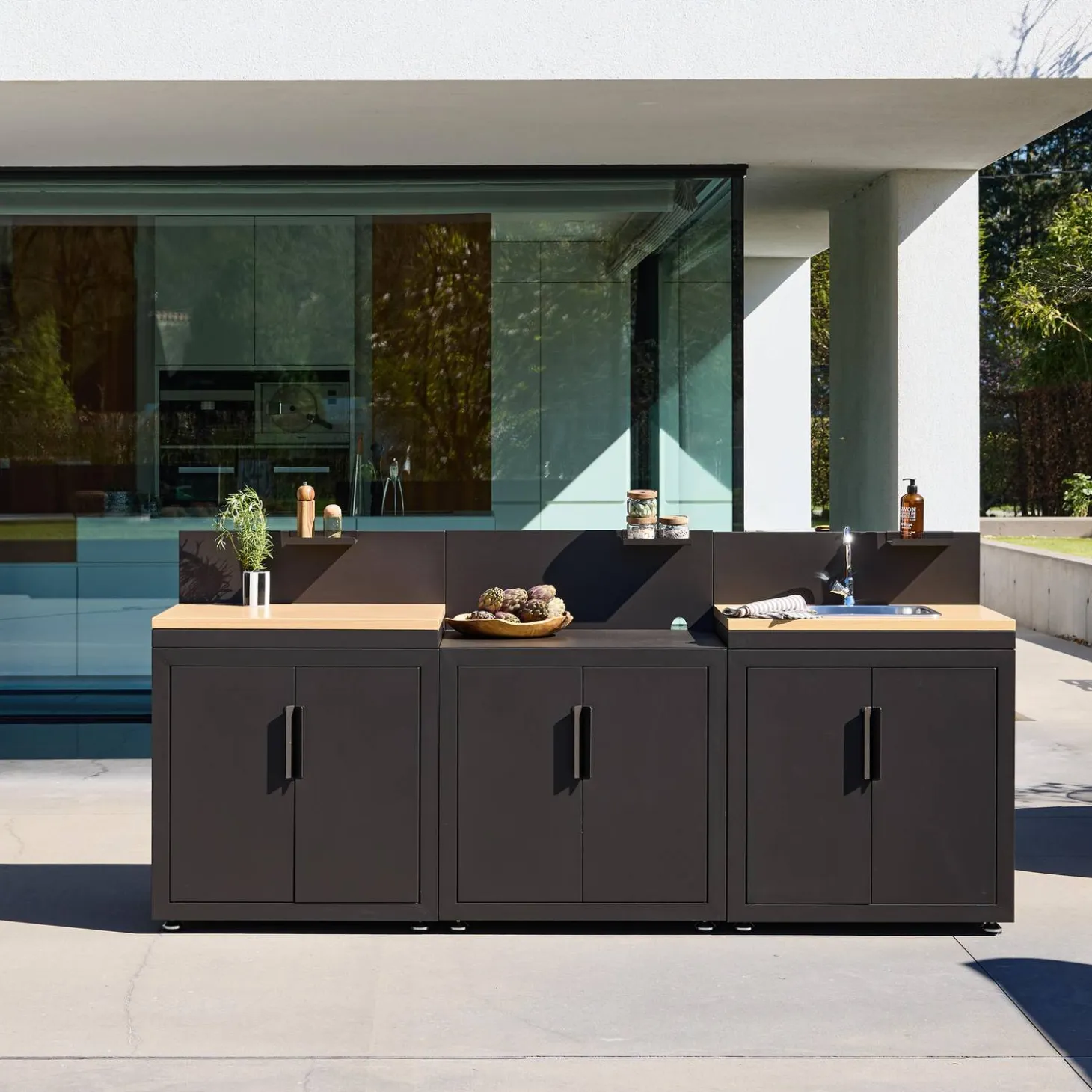 Cocina de exterior 3 módulos acero y decoración de madera