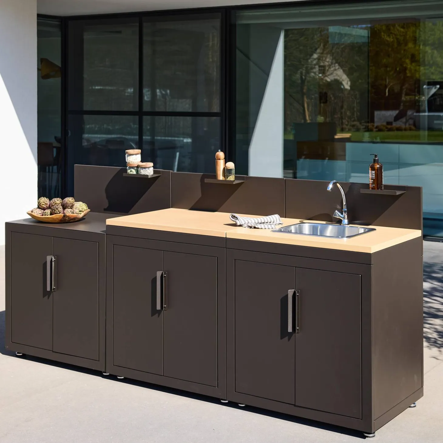 Cocina de exterior 3 módulos acero y decoración de madera