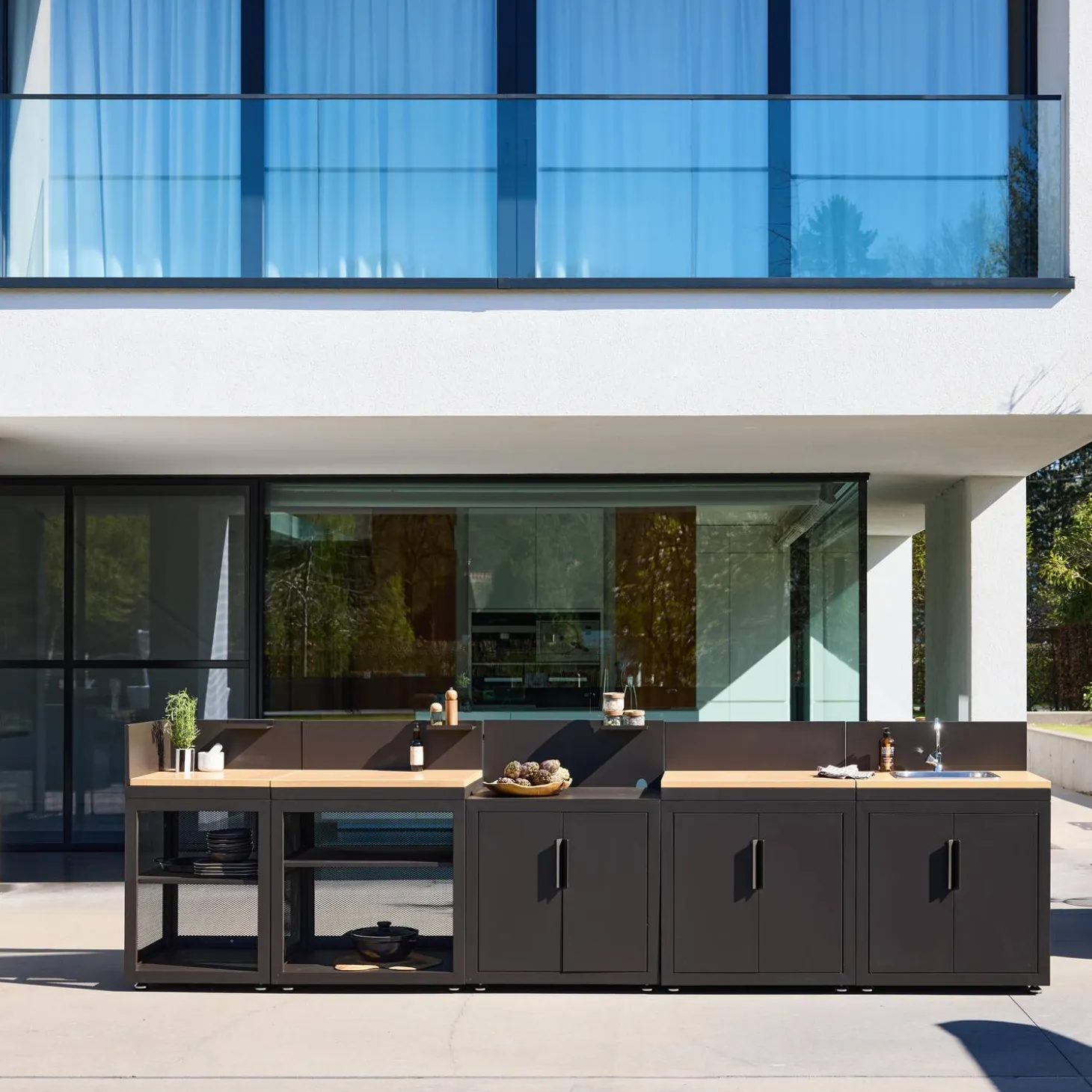Cocina de exterior 5 módulos acero y decoración madera
