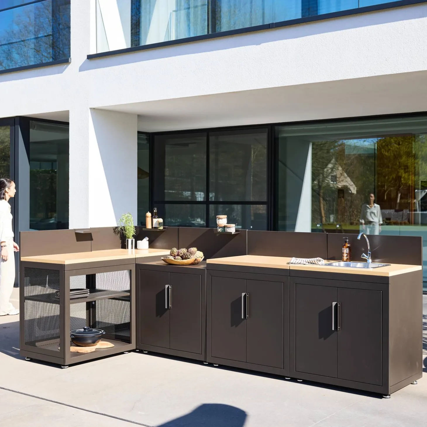 Cocina de exterior 5 módulos acero y decoración madera