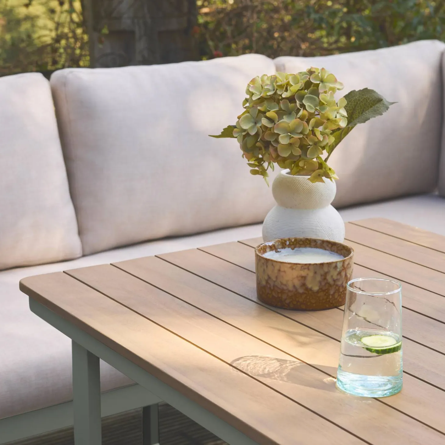 Conjunto de jardín en madera de acacia y aluminio de 8 plazas