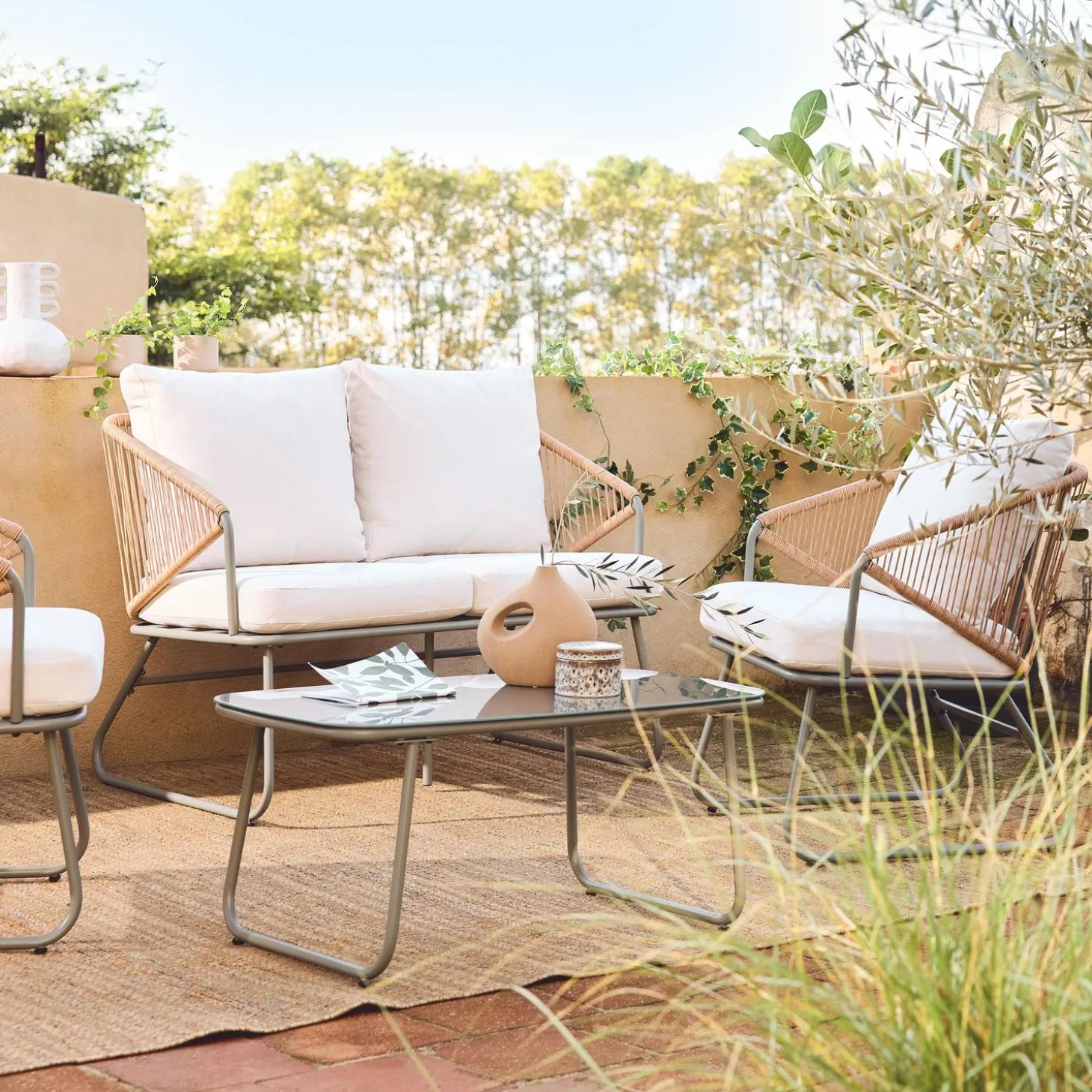 Conjunto de muebles de jardín en metal y resina natural, 4 plazas