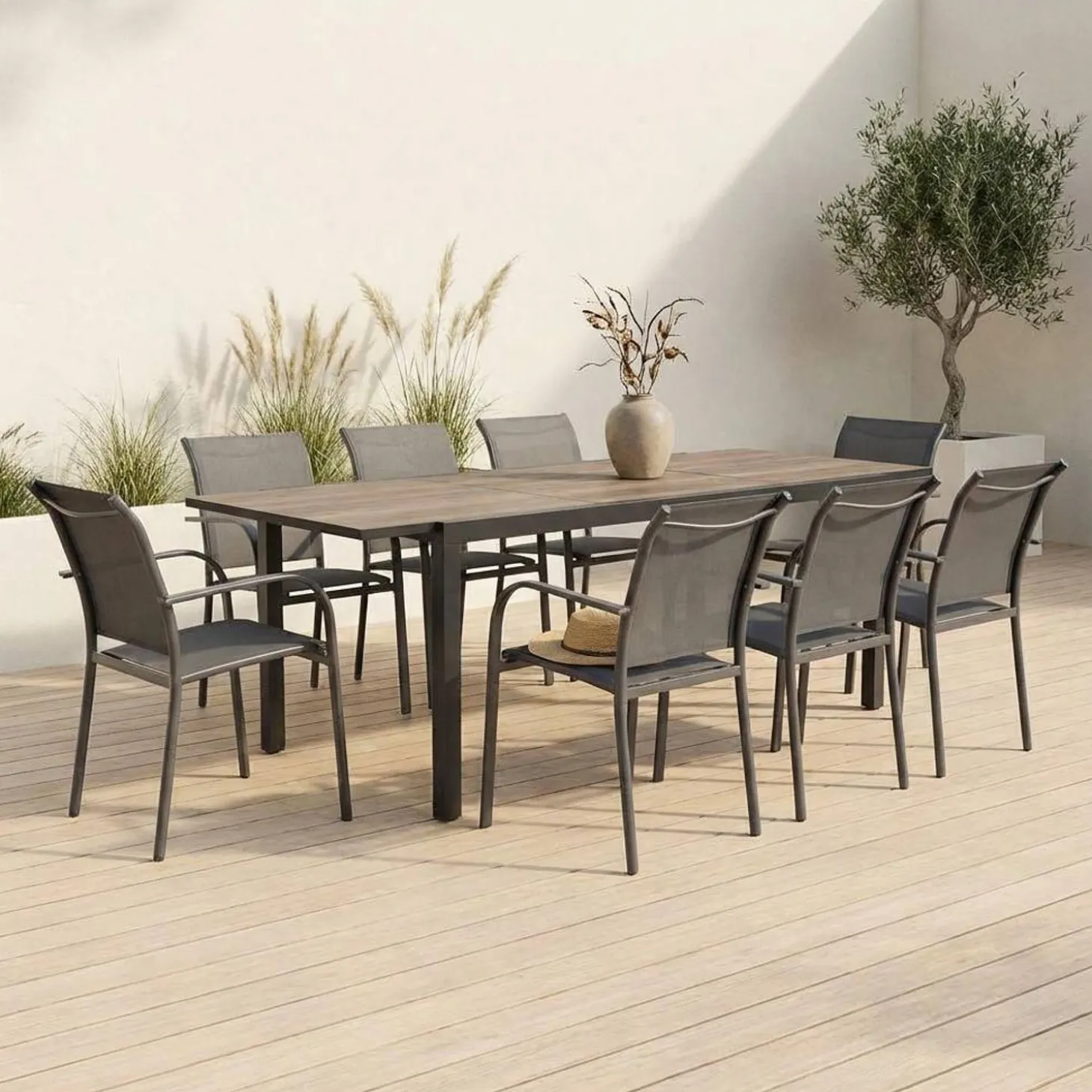 Conjunto mesa de jardín extensible de aluminio efecto madera con 8 sillas